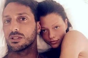 Vacanze vip Silvia Provvedi: la ex di Fabrizio Corona in topless con il nuovo fidanzato (FOTO)