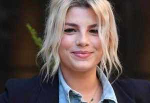 Vacanze vip, Emma Marrone “ultimo bagno”: l’arrivederci ai fan è buffo e la foto diventa virale