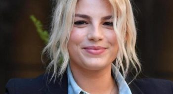 Vacanze vip, Emma Marrone “ultimo bagno”: l’arrivederci ai fan è buffo e la foto diventa virale