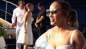 Vacanze vip, Jennifer Lopez a Capri: bagno di folla per lei e strade ‘paralizzate’