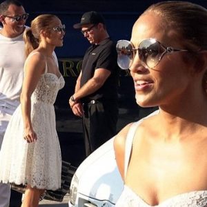 Vacanze vip, Jennifer Lopez a Capri: bagno di folla per lei e strade ‘paralizzate’