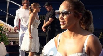 Vacanze vip, Jennifer Lopez a Capri: bagno di folla per lei e strade ‘paralizzate’