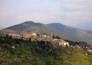 Idee viaggio, vacanze nel Lazio: Castel di Tora e il magico affaccio sul Lago del Turano