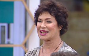 Corinne Clery baby fidanzato, l’attrice sfoggia il suo nuovo addome: “Sì ho fatto il ritocchino” (FOTO)