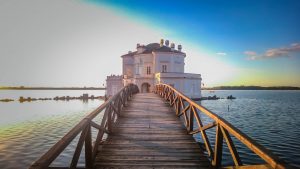 Idee viaggio, vacanze in Campania: la Casa Vanvitelliana al Lago Fusaro, bellezza da salvare