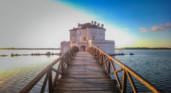 Idee viaggio, vacanze in Campania: la Casa Vanvitelliana al Lago Fusaro, bellezza da salvare