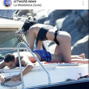 Cristiano Ronaldo e Georgina fuga d’amore in Sardegna: le foto sullo yacht