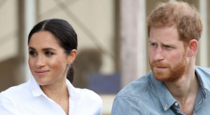 Meghan Markle incinta: la duchessa di Sussex non rinuncia alla sensualità in gravidanza, ecco il look casual dal tocco sexy (FOTO)