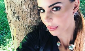 Nina Moric ‘surfer girl’ in Sri Lanka: lato b perfetto, sembra surreale (FOTO)