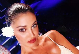 Belén Rodriguez in perizoma a cavallo: la foto fa mezzo milione di like!