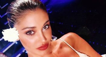 Belén Rodriguez in perizoma a cavallo: la foto fa mezzo milione di like!