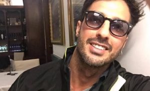 Fabrizio Corona video selfie nudo su Instagram: il buongiorno ai fan è hot!