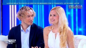 Grecia Colmenares: con il baby fidanzato in tv, poi viene paparazzata mentre bacia un altro uomo! (FOTO)