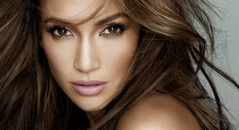 Jennifer Lopez nuda sotto abito Valentino: la pop star incanta tutti con il suo fisico mozzafiato (FOTO)