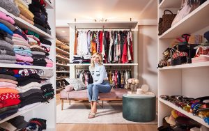La cabina armadio di Chiara Ferragni: un paradiso di tessuti e colori