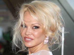 Pamela Anderson seno in vista e via gli slip: la foto hot su Instagram