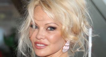 Pamela Anderson seno in vista e via gli slip: la foto hot su Instagram