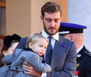 Stefano, figlio di Beatrice Borromeo e Pierre Casiraghi, ruba la scena a tutti