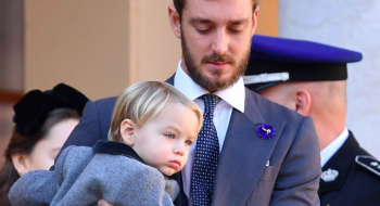 Stefano, figlio di Beatrice Borromeo e Pierre Casiraghi, ruba la scena a tutti