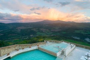 Castello di Velona Resort a Montalcino: lusso e relax in una fortezza medievale