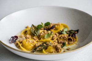 Chef Alberto Bertani, ricetta “Ravioli alla zucca, fonduta di Bagoss e crumble di amaretti”