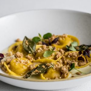 Chef Alberto Bertani, ricetta “Ravioli alla zucca, fonduta di Bagoss e crumble di amaretti”