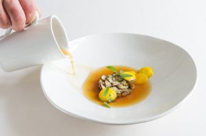 Chef Claudio Melis, ricetta “Brodo di manzo, funghi, erba lepre, latte di capra”