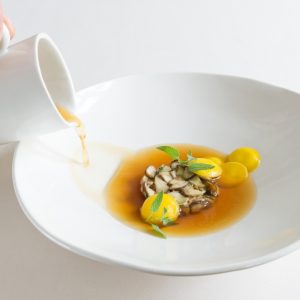 Chef Claudio Melis, ricetta “Brodo di manzo, funghi, erba lepre, latte di capra”