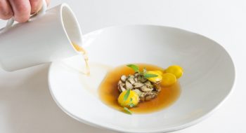 Chef Claudio Melis, ricetta “Brodo di manzo, funghi, erba lepre, latte di capra”