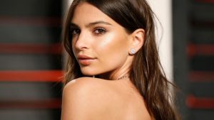 Emily Ratajkowski, vestito “mozzafiato” al matrimonio di Marc Jacobs