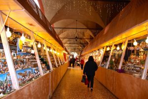 Fiera di Santa Lucia, lo storico mercatino di Natale sotto il Portico dei Servi a Bologna