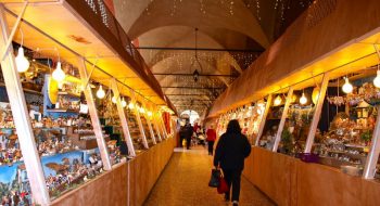 Fiera di Santa Lucia, lo storico mercatino di Natale sotto il Portico dei Servi a Bologna