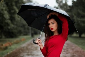 Maltempo: capelli in ordine con la pioggia? 5 trucchi per un look impeccabile!