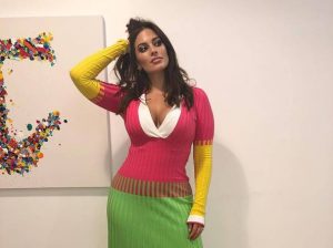 Ashley Graham contadina sexy per Vogue Paris: seno in vista e curve mozzafiato (FOTO)