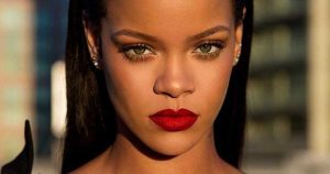 Rihanna si spoglia per Natale: Santa Claus si fa sexy (FOTO)