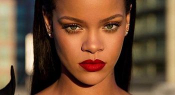 Rihanna si spoglia per Natale: Santa Claus si fa sexy (FOTO)