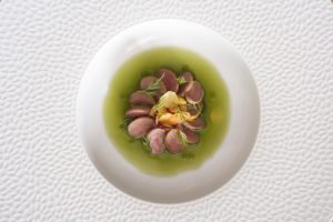 Chef Stefano Sforza, ricetta “Raviolo di Roccaverano, funghi, cerfoglio”