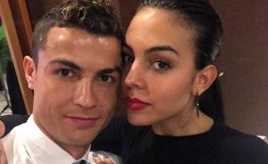 Ronaldo e Georgina, amore a mille: lui le avrebbe chiesto di sposarla, c’è già l’anello di diamanti (FOTO)