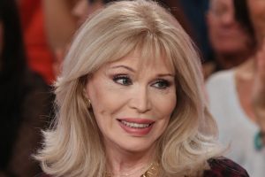 Amanda Lear Domenica In: “Perché ho detto di essere una trans”, la rivelazione in diretta