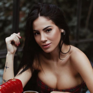 Giulia De Lellis: frecciata di fine anno ad Andrea Damante, foto sexy su Instagram