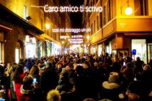 A Bologna sarà «tre volte Natale»: le luminarie dedicate al grande Lucio Dalla