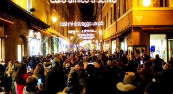 A Bologna sarà «tre volte Natale»: le luminarie dedicate al grande Lucio Dalla