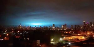 New York esplode centrale elettrica, il cielo si illumina di azzurro: scenario apocalittico