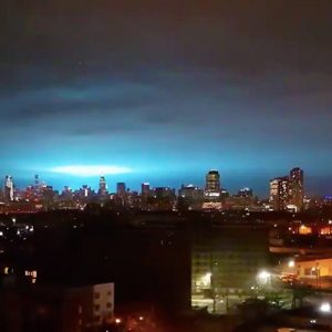 New York esplode centrale elettrica, il cielo si illumina di azzurro: scenario apocalittico