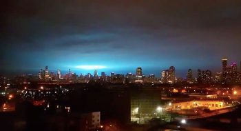 New York esplode centrale elettrica, il cielo si illumina di azzurro: scenario apocalittico