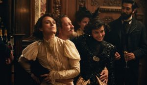 “Colette” esce oggi al cinema: Keira Knightley nei panni di una donna ribelle