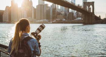 Famiglia cerca fotografo personale per documentare i viaggi: il compenso 88mila euro