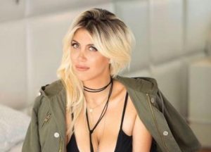 Wanda Nara Instagram: foto erotica per chiudere il 2018, slip rosa e gambe all’aria (FOTO)