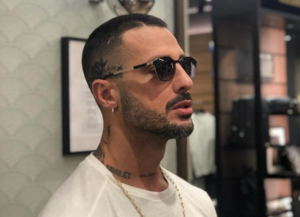 Fabrizio Corona Instagram: senza mutande per gli auguri di Buon Anno, e la mani proprio … lì (FOTO)