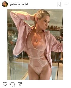 Yolanda Hadid via il Botox e le protesi: l’inno ad un corpo naturale